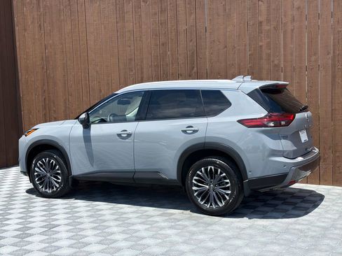 Used 2025 Nissan Rogue SL w/ Tech Package FWD image 16