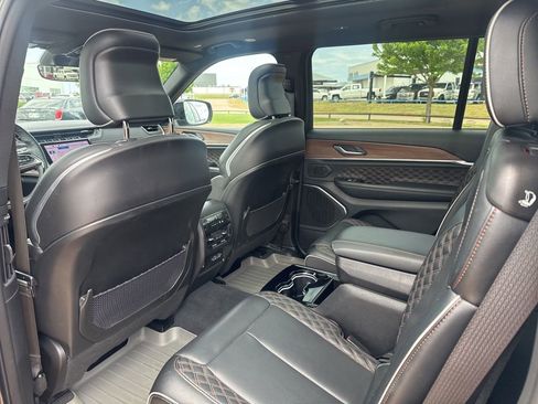 Used 2023 Jeep Grand Cherokee L Summit w/ High Altitude Package AWD/4WD image 9
