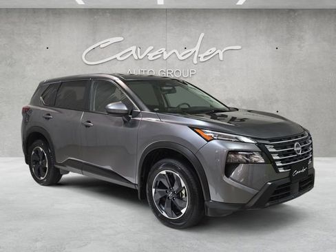 Used 2024 Nissan Rogue SV image 2