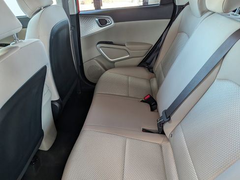 Used 2022 Kia Soul LX image 8