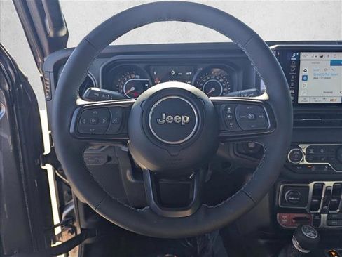 Used 2025 Jeep Gladiator Mojave image 11