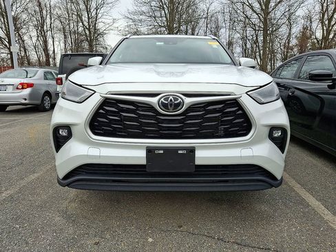 Used 2023 Toyota Highlander XLE image 2
