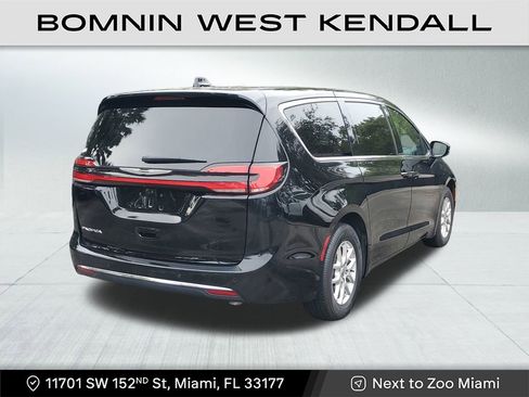 Used 2025 Chrysler Pacifica Select image 7