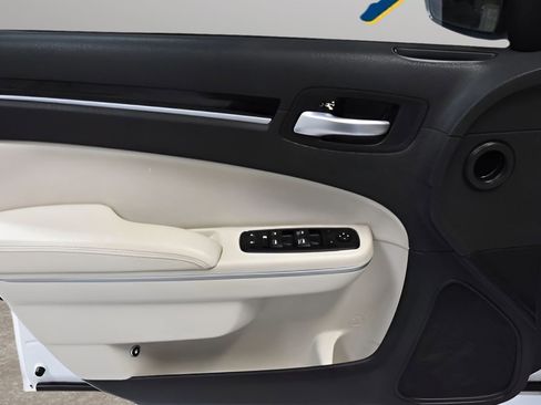 Used 2023 Chrysler 300 Touring w/ Sport Appearance Package image 25