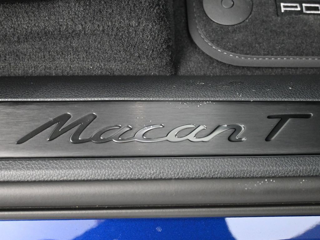 Certified 2025 Porsche Macan AWD/4WD image 30