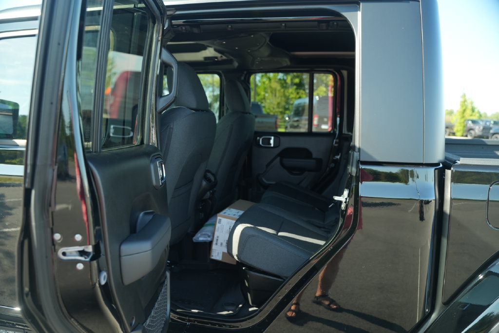 New 2026 Jeep Gladiator Sport AWD/4WD image 13