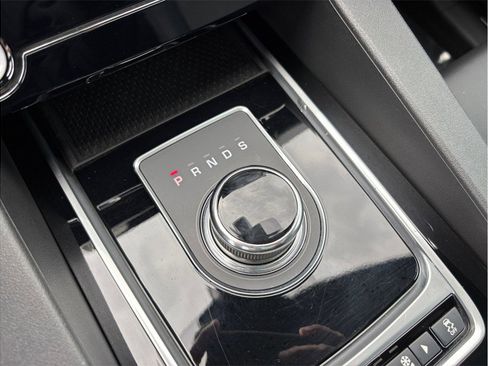Used 2018 Jaguar F-PACE Premium image 39