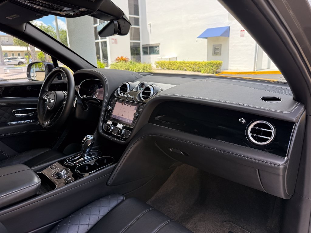 Used 2018 Bentley Bentayga AWD/4WD image 16
