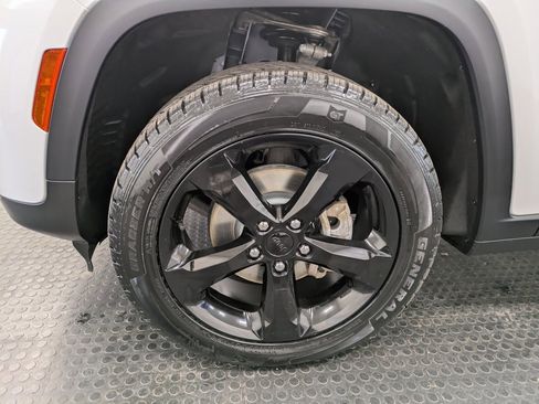 Used 2023 Jeep Grand Cherokee Altitude image 7