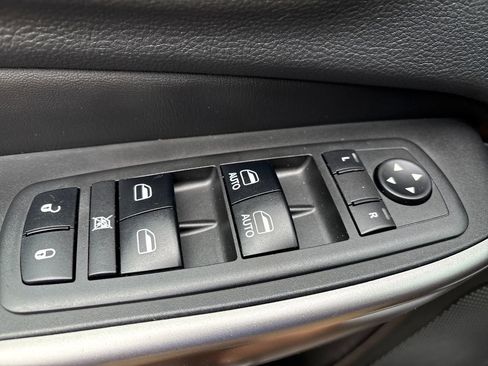 Used 2019 Jeep Cherokee Limited w/ Technology Group AWD/4WD image 12