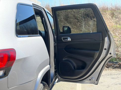 Used 2019 Jeep Grand Cherokee Altitude image 17