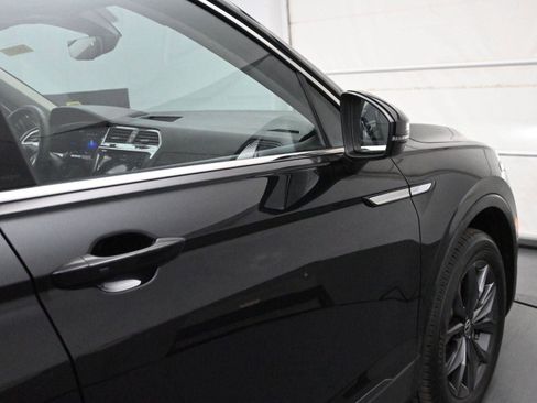 Used 2022 Volkswagen Tiguan SE w/ Panoramic Sunroof Package image 14