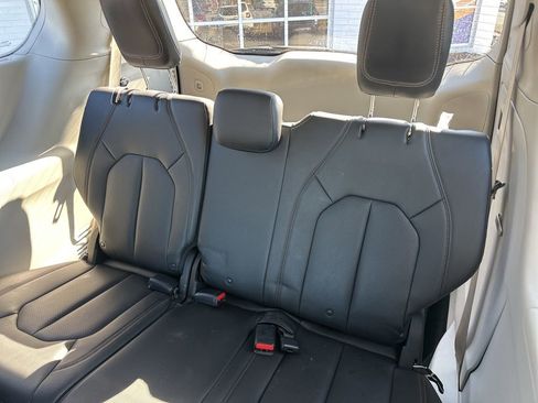 Used 2018 Chrysler Pacifica Touring-L image 32