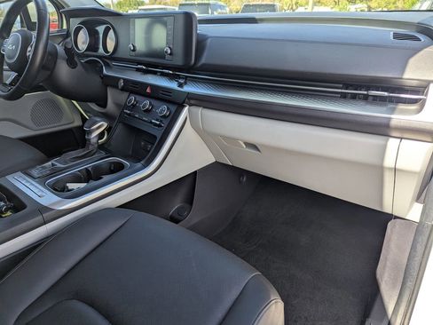 Certified 2024 Kia Carnival LX image 9