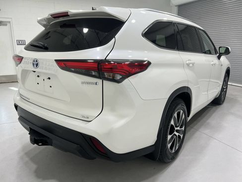 Used 2021 Toyota Highlander XLE AWD/4WD image 8