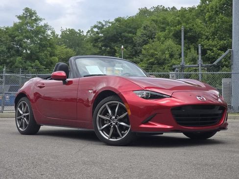 Used 2022 MAZDA MX-5 Miata Grand Touring RWD image 2