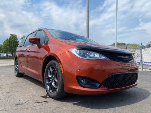 Used 2018 Chrysler Pacifica Touring-L Plus w/ S Appearance Package FWD image 35