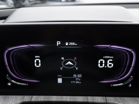 Used 2024 Kia Telluride EX w/ EX Captain's Chair Package image 3