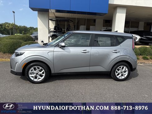 Used 2025 Kia Soul LX w/ LX Technology Package FWD image 2