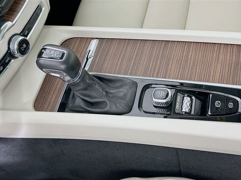 Used 2021 Volvo XC60 T5 Momentum w/ Premium Package image 16