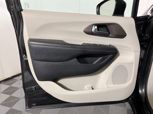 Used 2019 Chrysler Pacifica Touring Plus image 19