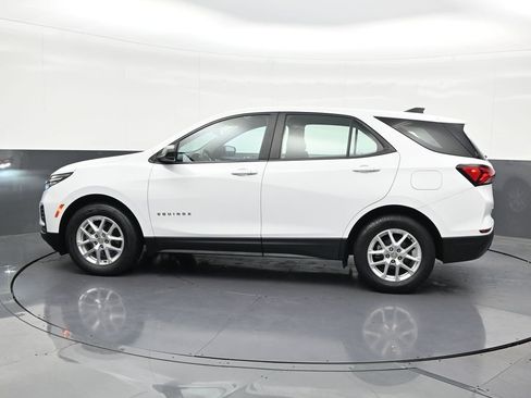 Used 2022 Chevrolet Equinox LS FWD image 2