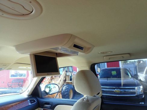Used 2008 Chevrolet Suburban LT AWD/4WD image 12
