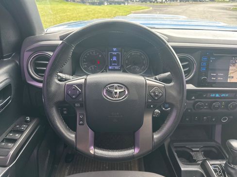 Used 2017 Toyota Tacoma TRD Sport w/ Premium & Technology Package AWD/4WD image 16
