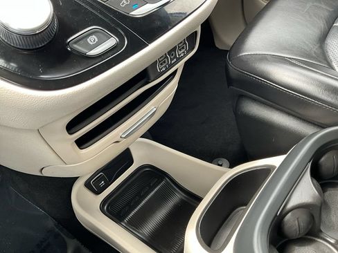 Used 2023 Chrysler Pacifica Touring-L FWD image 18