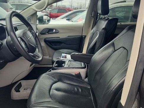 Used 2022 Chrysler Pacifica Touring-L w/ Uconnect Theater Family Group image 33