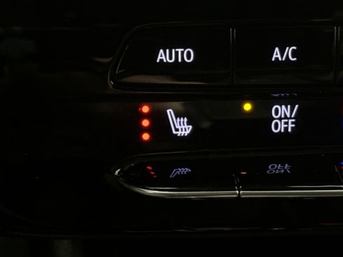 Used 2022 Chevrolet Bolt EUV LT w/ Comfort Package image 19