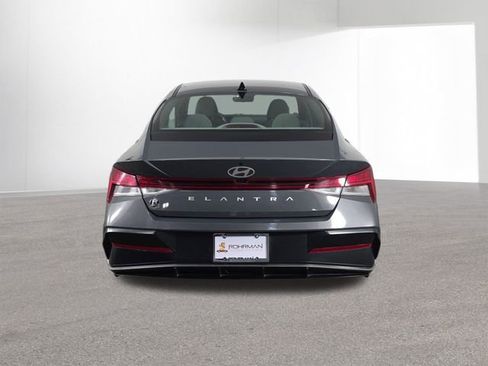 Used 2025 Hyundai Elantra SEL image 15