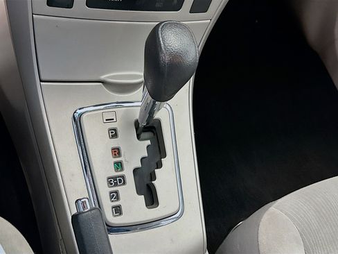 Used 2013 Toyota Corolla LE image 23