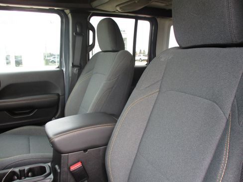 Used 2025 Jeep Wrangler Unlimited Sahara AWD/4WD image 34
