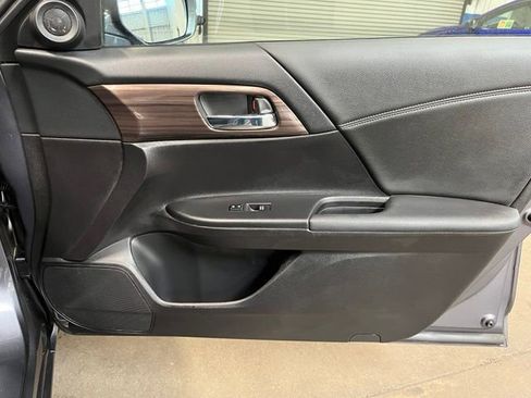 Used 2017 Honda Accord EX image 11