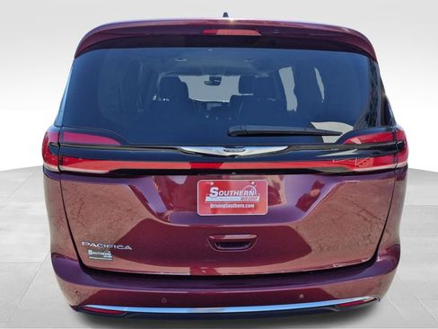 Used 2023 Chrysler Pacifica Touring-L image 5