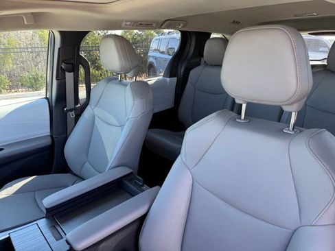 Used 2025 Toyota Sienna XLE image 11