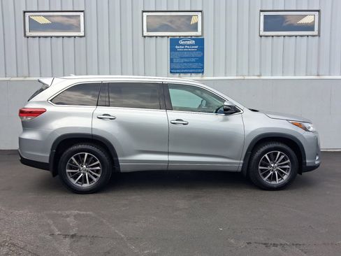Used 2017 Toyota Highlander XLE w/ Carpet Mat Package AWD/4WD image 9