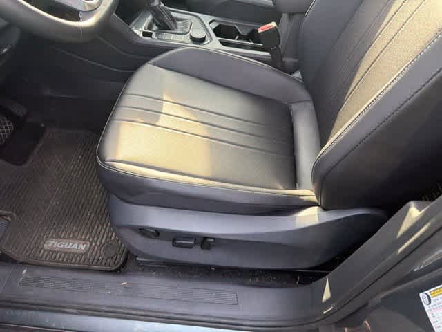Used 2023 Volkswagen Tiguan SE w/ Panoramic Sunroof Package AWD/4WD image 11