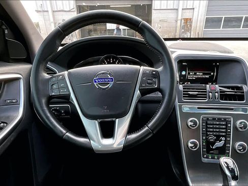 Used 2016 Volvo XC60 T5 Platinum image 5