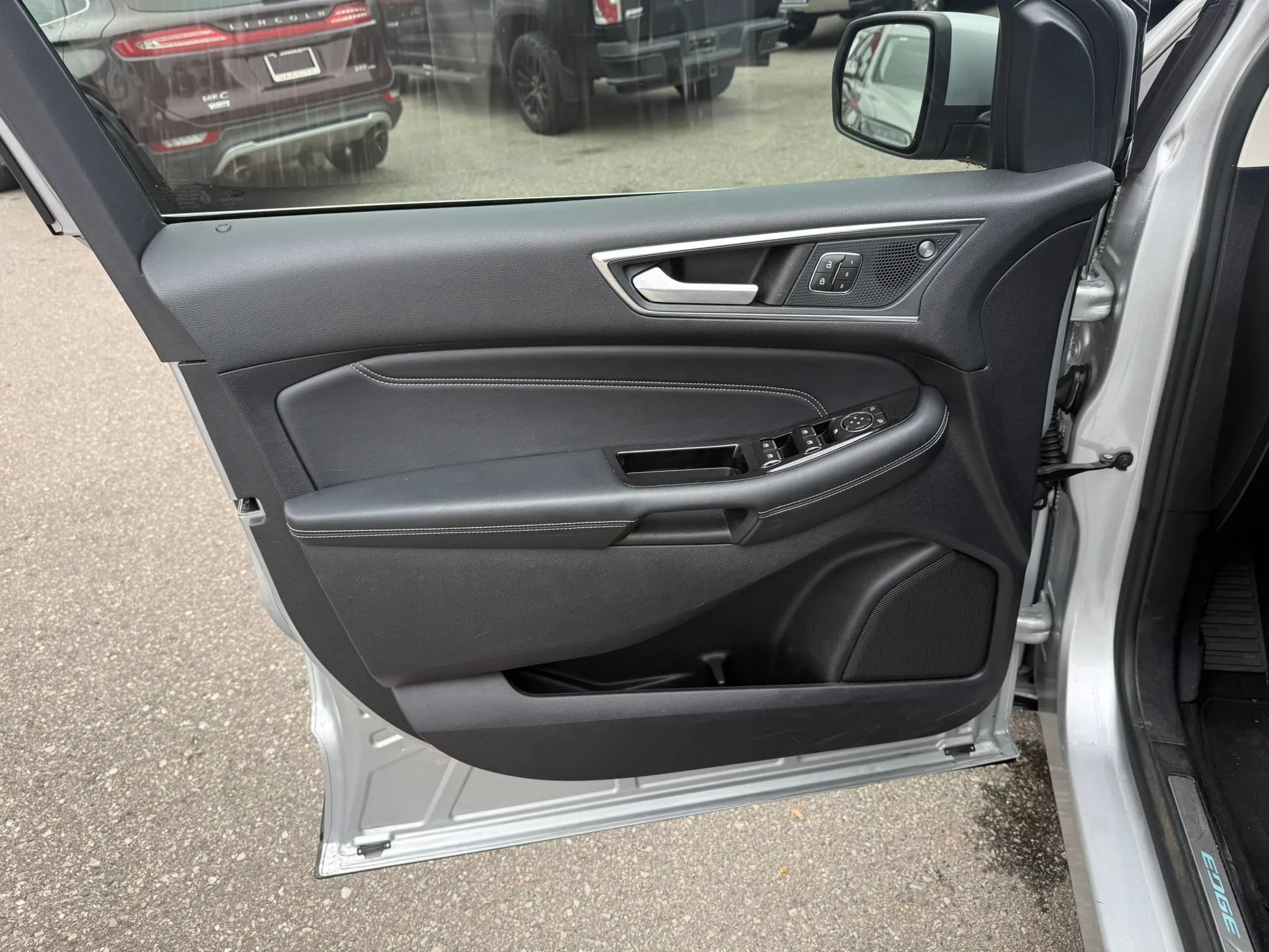 Used 2019 Ford Edge Titanium FWD image 18