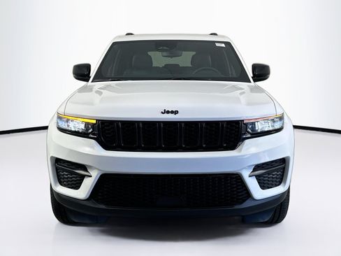 Used 2023 Jeep Grand Cherokee Altitude AWD/4WD image 2