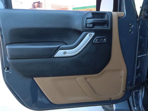 Used 2016 Jeep Wrangler Unlimited Sahara w/ Connectivity Group AWD/4WD image 17