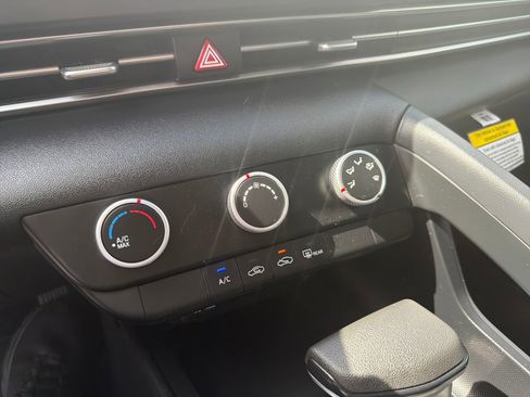 Used 2021 Hyundai Elantra SE w/ Preferred Accessory Package image 33