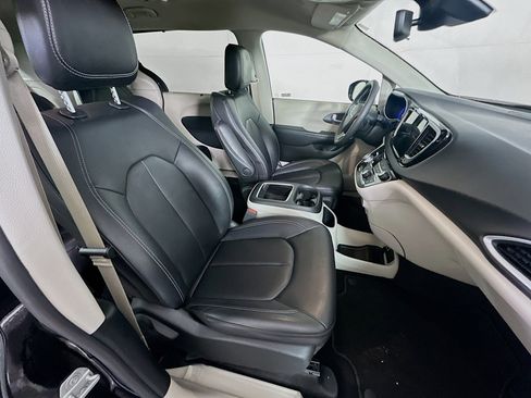 Used 2024 Chrysler Pacifica Touring-L image 32