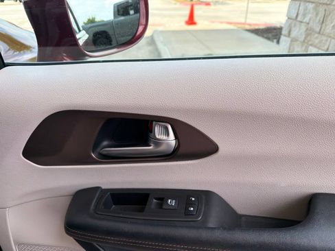 Used 2018 Chrysler Pacifica Touring Plus w/ Tire & Wheel Group FWD image 19