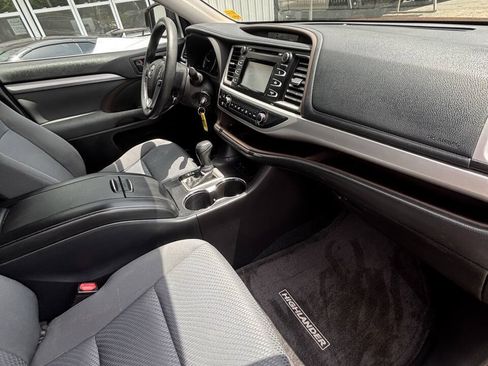 Used 2015 Toyota Highlander LE FWD image 9
