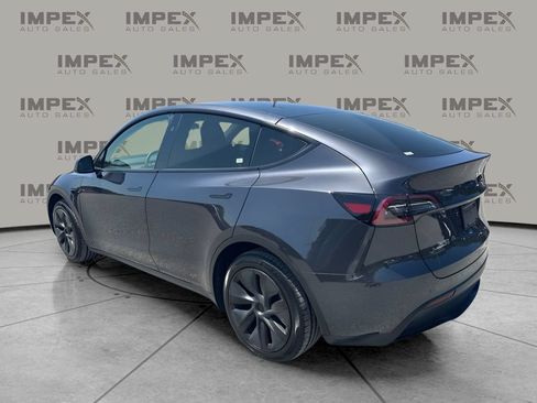 Used 2024 Tesla Model Y Long Range RWD image 2