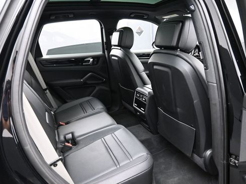 Certified 2023 Porsche Cayenne Platinum Edition AWD/4WD image 28
