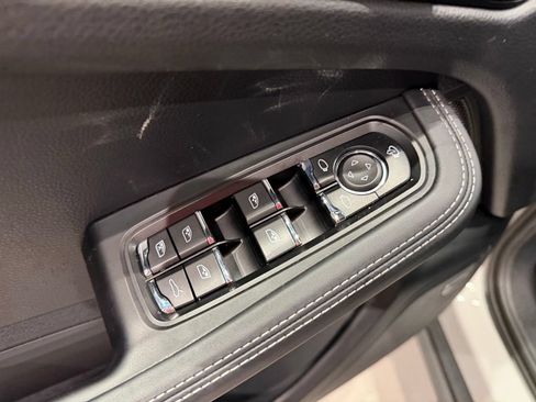Used 2024 Porsche Macan AWD/4WD image 35
